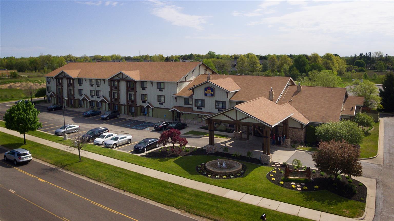 White Pine Inn & Suites Holland Exterior photo